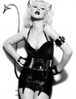 Christina Aguilera baila con poca ropa en una iglesia